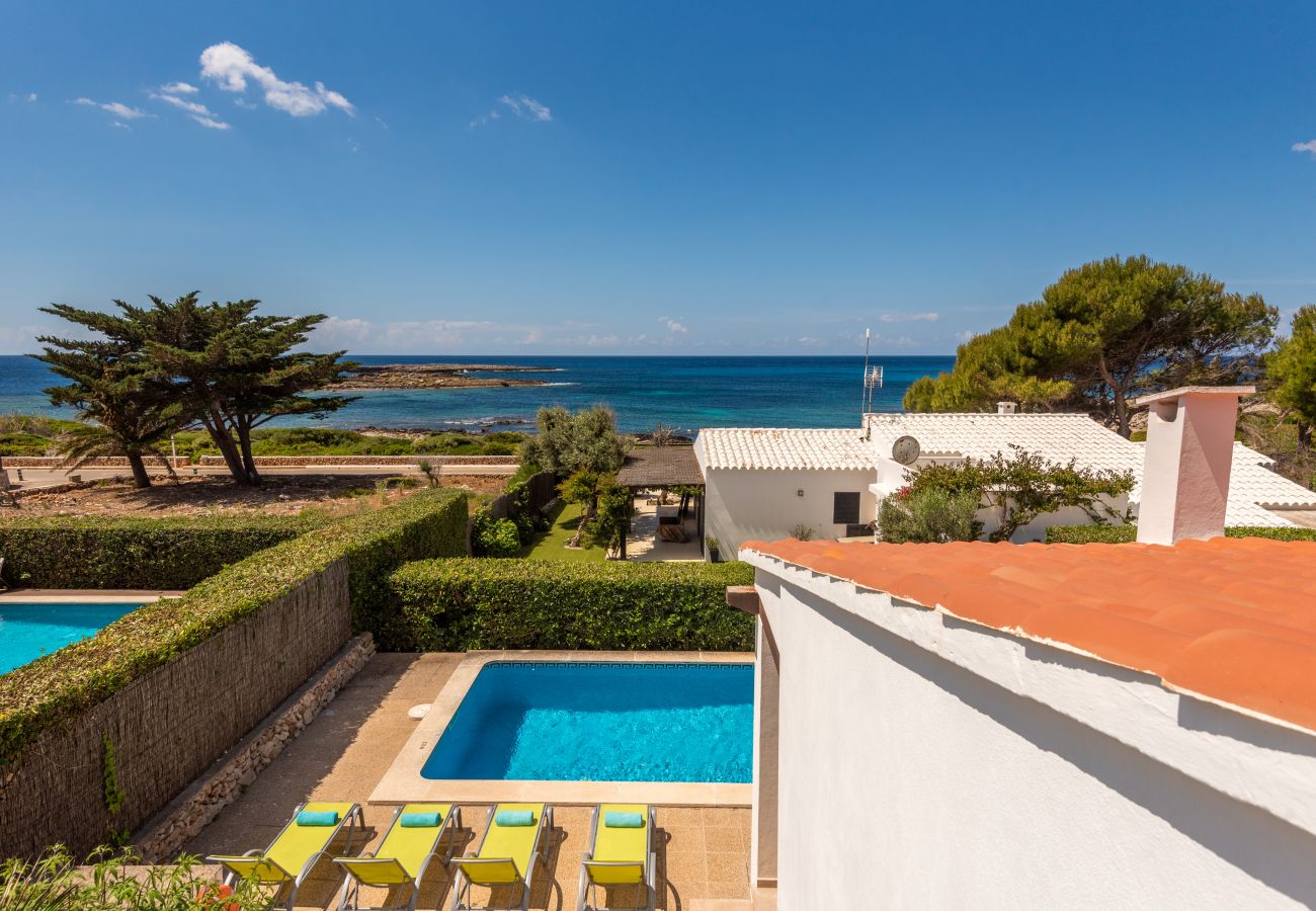 Piscina de la Villa Binillor de Binisafuller con la costa de fondo, a muy pocos metros del alojamiento