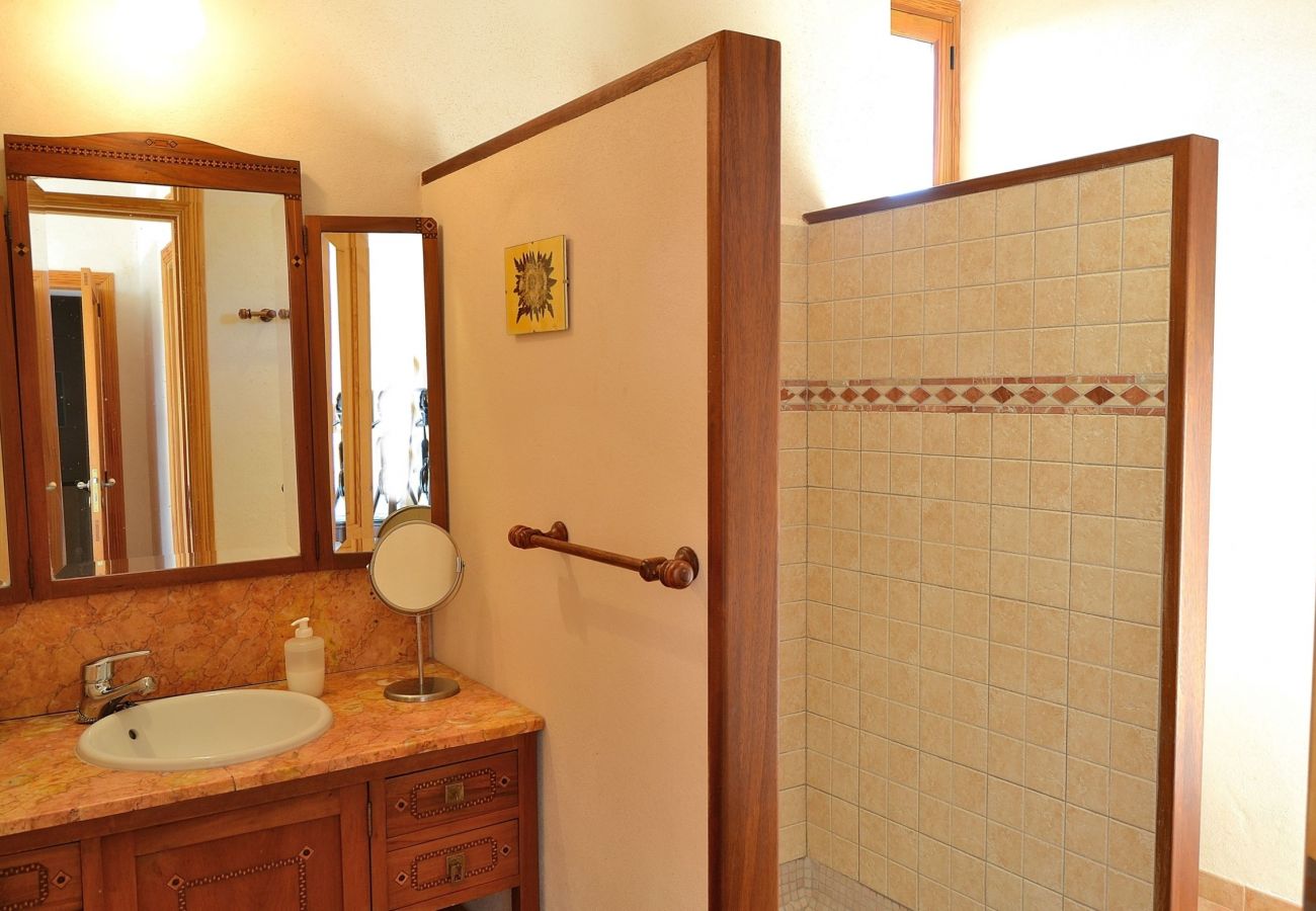 Foto de uno de los baños de la finca en Llubi