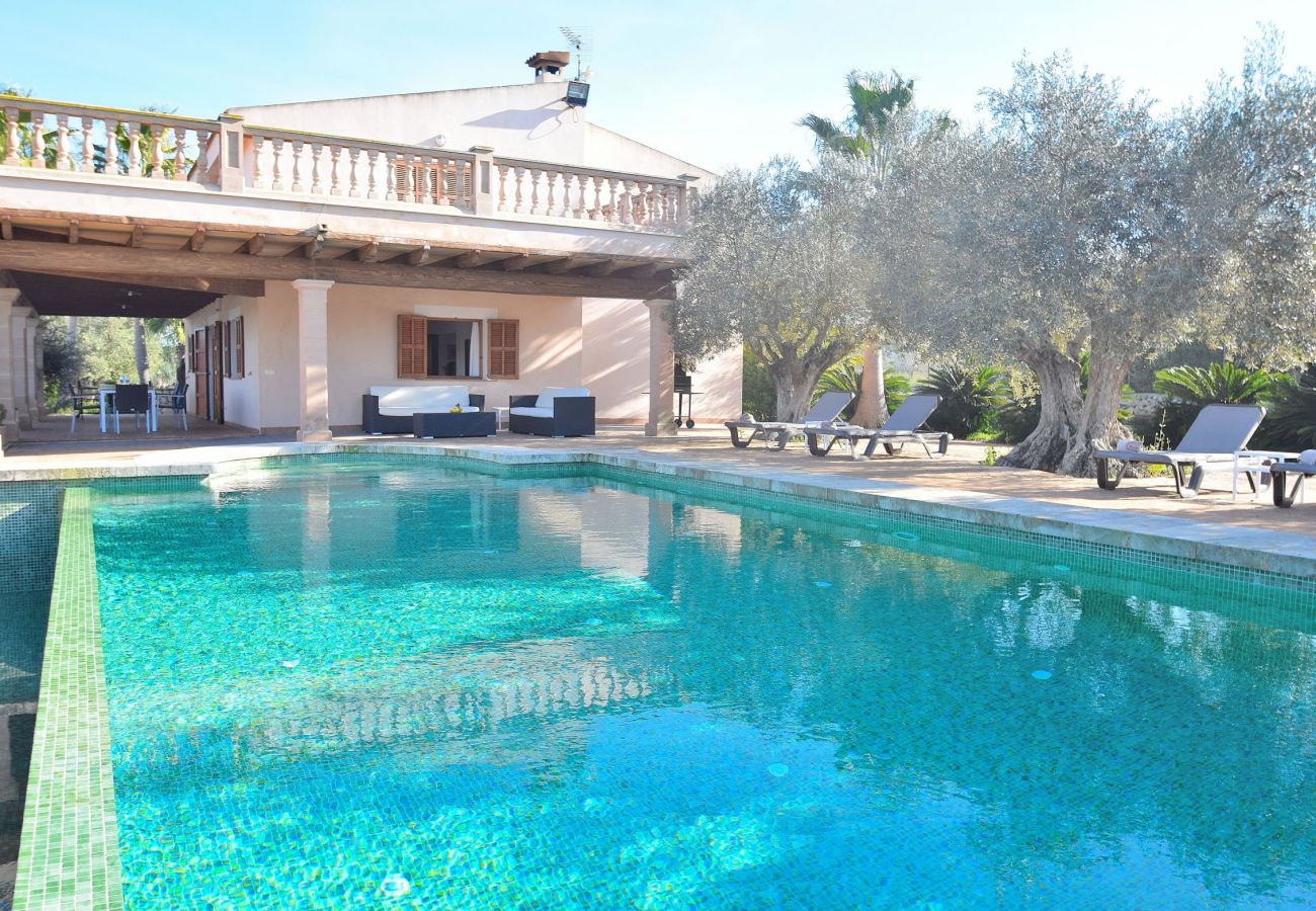 La villa en Sineu tiene piscina