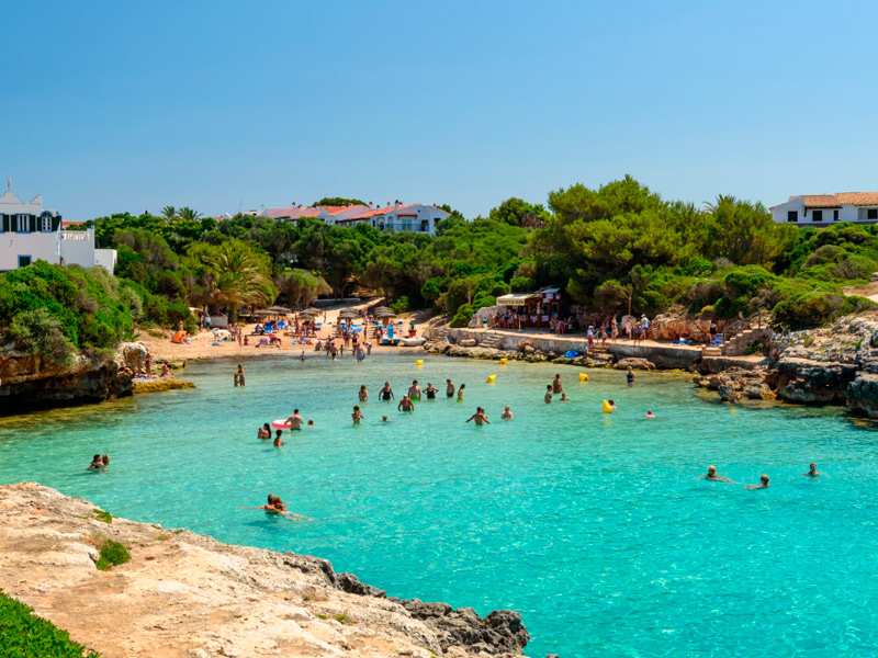 Vista de Cala Blanca en Menorca