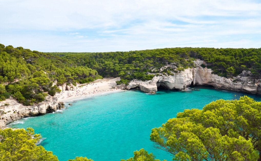 Cala de Menorca con aguas color turquesa