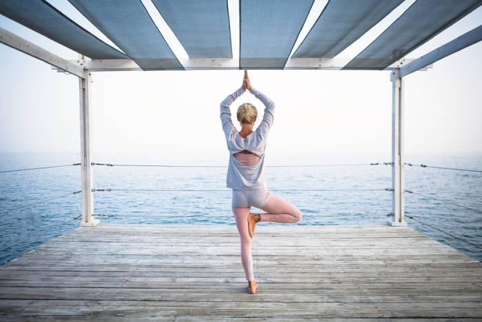 Practicando Yoga en la costa de Menorca