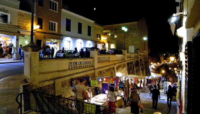 Mercadillo nocturno en Menorca