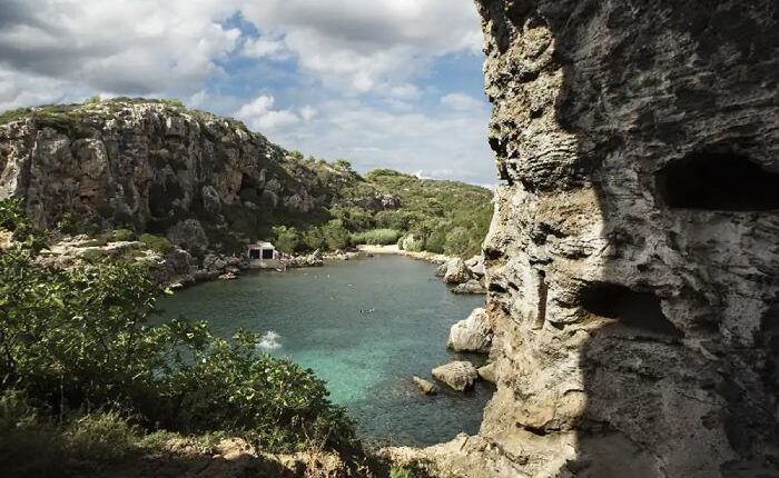 Vistas de una cala en Menorca en abril