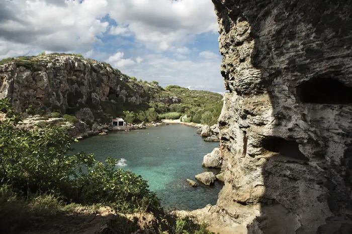 Vistas de una cala en Menorca en abril