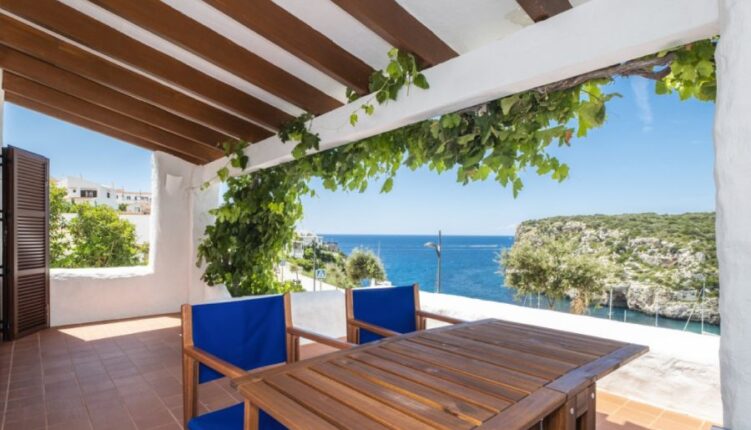 Zona para alojarte en Menorca con vistas al mar